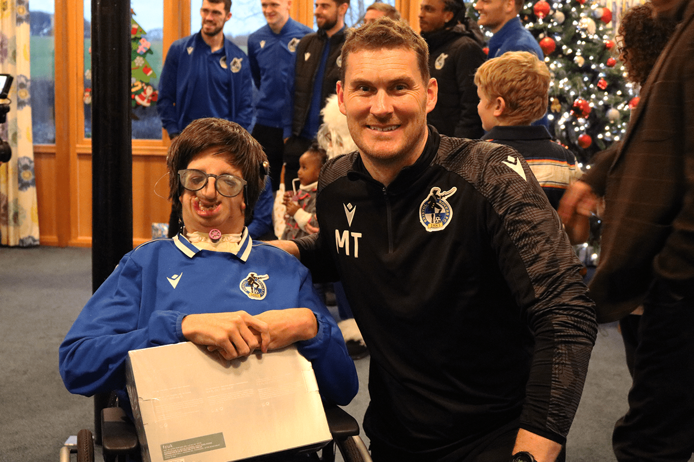 Bristol-Rovers-Childrens-Hospice-Visit-2023-10-min.png