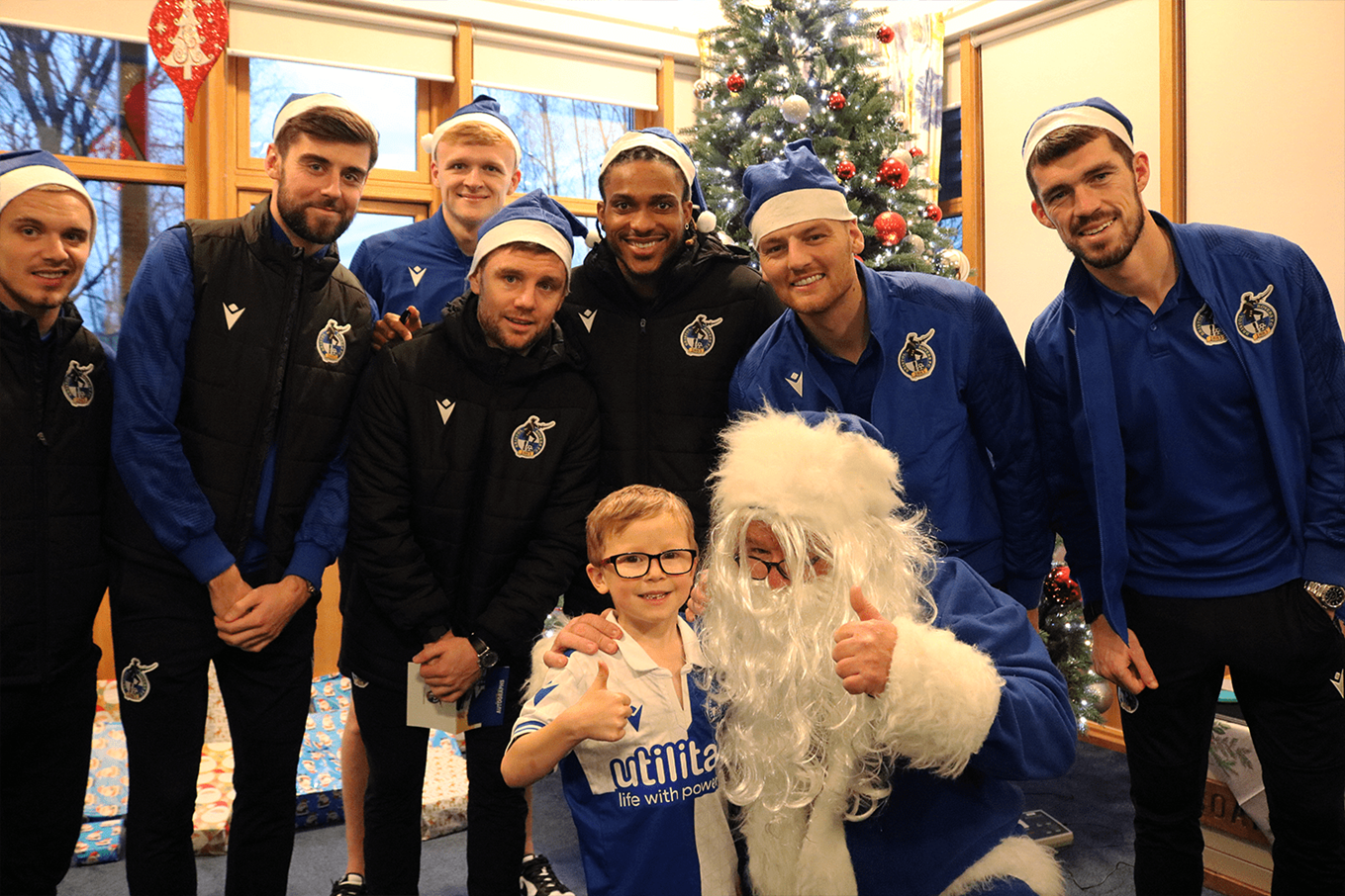 Bristol-Rovers-Childrens-Hospice-Visit-2023-11-min.png