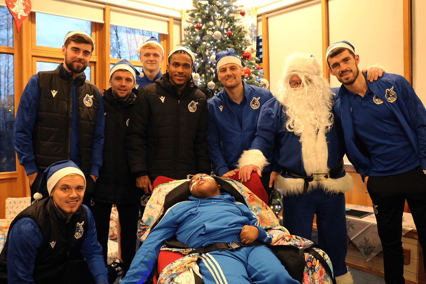 Bristol-Rovers-Childrens-Hospice-Visit-2023-12-min.png